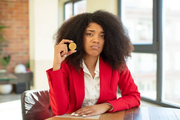 かなりアフロ黒人女性は悲しそうな顔をして泣いてる 仮想コインの概念 — ストック写真