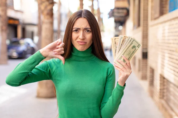 Çapraz Hissetmek Baş Parmakları Aşağı Göstermek Dolar Banknotları Konsepti — Stok fotoğraf