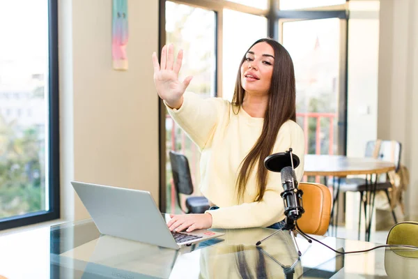 Young Pretty Influencer Woman Telecommuting Home — Stock Photo, Image