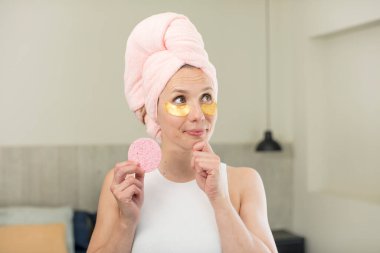 Mutlu ve kendinden emin bir ifadeyle gülümsüyor. güzellik tedavi kavramı