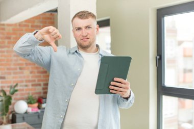 Çapraz hissetmek, baş parmakları aşağı göstermek. dokunmatik ekran konsepti