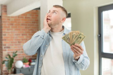 Sıkıldım, hayal kırıklığına uğradım ve yorucu bir günün ardından uykum geldi. Dolar banknotları konsepti