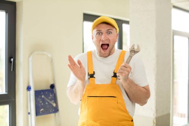 İnanılmaz bir şey karşısında mutlu ve şaşkın hissediyorum. Becerikli adam kavramı