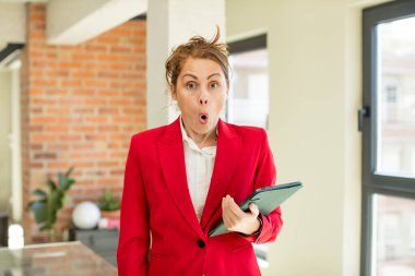 Genç ve güzel bir kadın şok olmuş ve şaşırmış hissediyor. Dokunmatik ekran konsepti