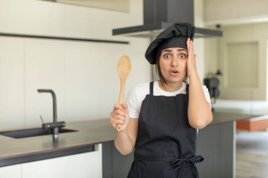 Genç bir kadın kendini çok şaşırmış ve şok olmuş hissediyor. Şef konsepti