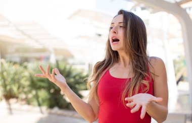 Güzel bir kadın opera yapıyor ya da konserde şarkı söylüyor, romantik, sanatsal ve tutkulu hissediyor.