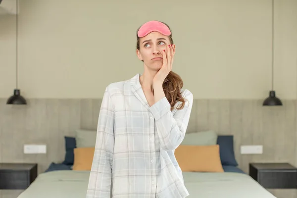 Uttråkad Frustrerad Och Sömnig Efter Tröttsam Pyjamas Eller Nattskläder — Stockfoto