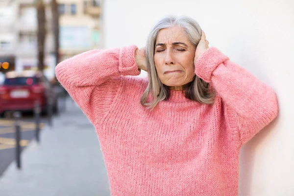 Senior Důchodu Pěkný Bílý Vlasy Žena Pocit Frustrace Podrážděnost Nemocný — Stock fotografie