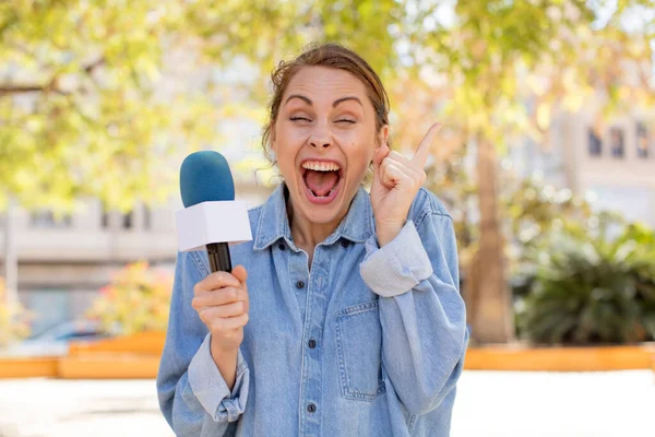 Young Pretty Woman Feeling Happy Excited Genius Realizing Idea Presenter — Stock Photo, Image