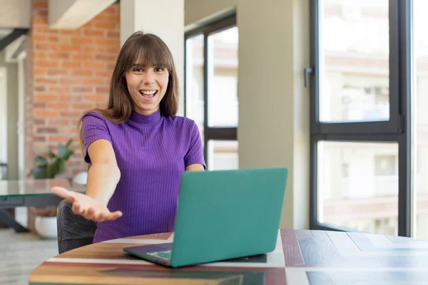 Jovem Mulher Bonita Sorrindo Feliz Oferecendo Mostrando Conceito Conceito Laptop — Fotografia de Stock