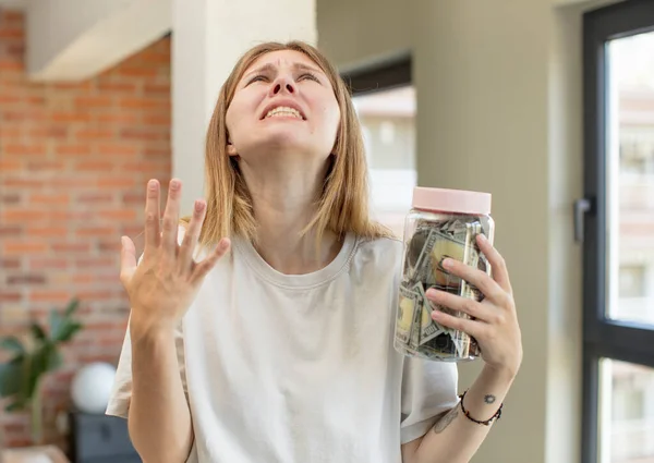 Jovem Mulher Bonita Gritando Com Mãos Conceito Notas Dólar — Fotografia de Stock