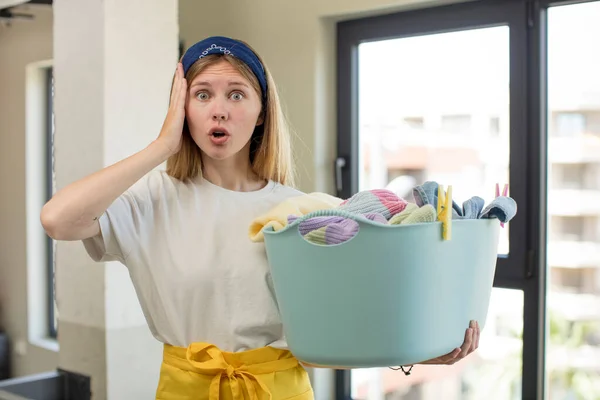 Jonge Mooie Vrouw Voelt Zich Zeer Geschokt Verrast Waskleding Concept — Stockfoto