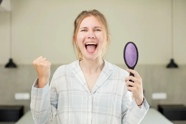 Genç Güzel Bir Kadın Şokta Gülüyor Başarıyı Kutluyor Saç Tarağı — Stok fotoğraf