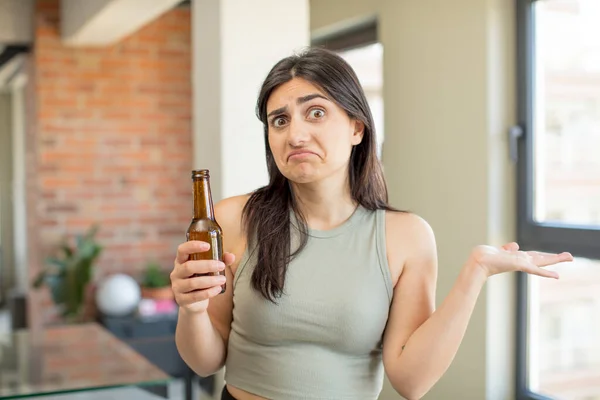 Jovem Mulher Encolhendo Ombros Sentindo Confuso Incerto Garrafa Cerveja — Fotografia de Stock