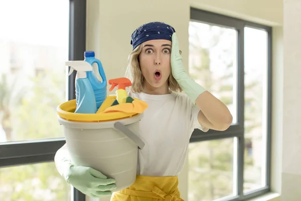 Mooie Vrouw Voelt Zich Zeer Geschokt Verrast Het Begrip Huishoudster — Stockfoto