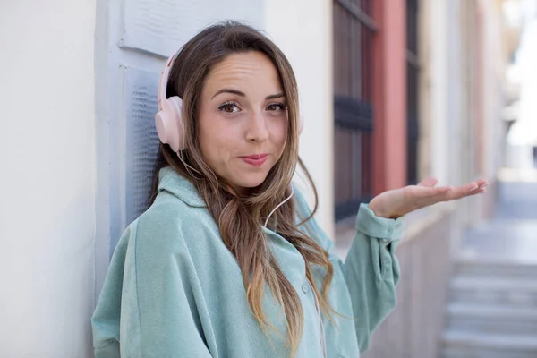 Όμορφη Γυναίκα Στριφογυρίζει Νιώθει Μπερδεμένη Και Αβέβαιη Ακουστικά Και Μουσική — Φωτογραφία Αρχείου