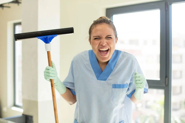 Pretty Woman Looking Angry Annoyed Frustrated Housekeeper Concept — Stock Photo, Image