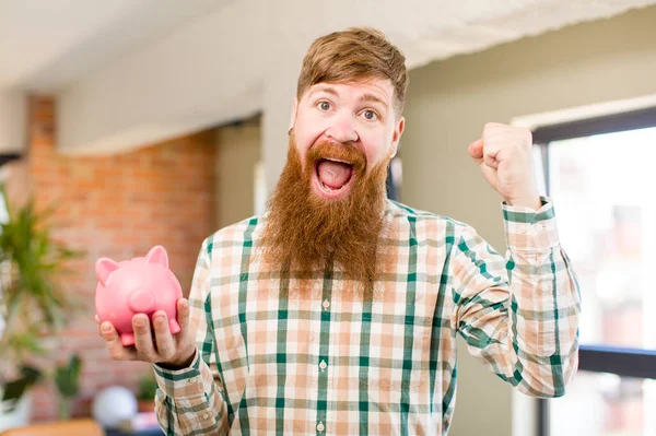 Mann Mit Roten Haaren Ist Schockiert Lacht Und Feiert Erfolg — Stockfoto