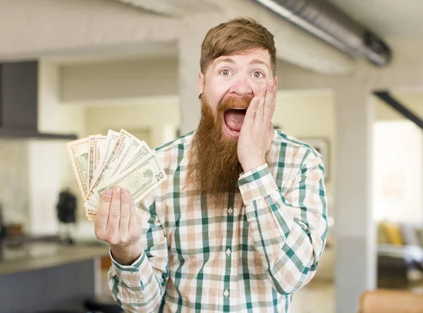 Kızıl Saçlı Adam Kendini Mutlu Hissediyor Dolar Banknotlarıyla Inanılmaz Bir — Stok fotoğraf