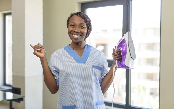 Wanita Hitam Afro Tersenyum Riang Merasa Bahagia Dan Menunjuk Samping — Stok Foto
