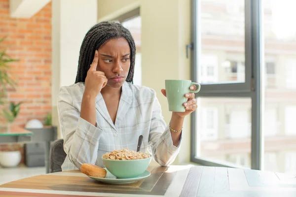 黒人アフロの女性は驚いて新しい考えやアイデアや概念を実現しています 朝食のコンセプト — ストック写真
