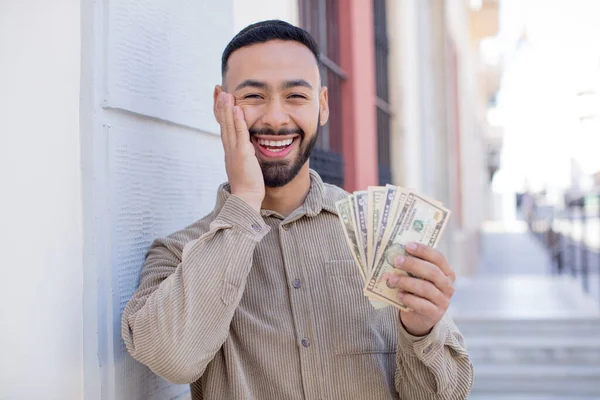 Молодой Взрослый Мужчина Чувствует Себя Счастливым Пораженным Невероятным Концепция Долларовых — стоковое фото