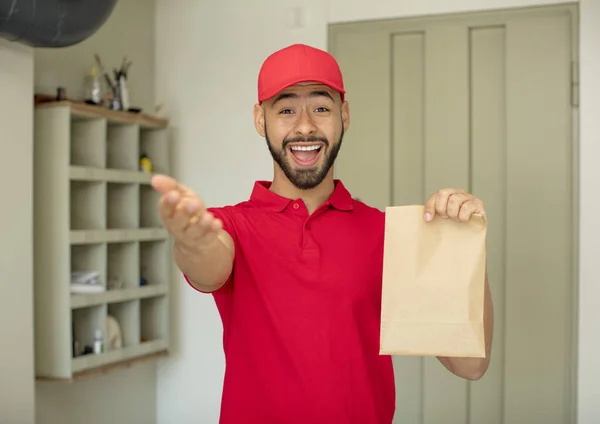 Homem Adulto Jovem Sorrindo Feliz Oferecendo Mostrando Conceito Conceito Entregador — Fotografia de Stock