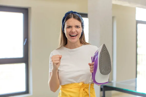 Young Pretty Woman Looking Angry Annoyed Frustrated Housekeeper Laundry Concept — Stock Photo, Image