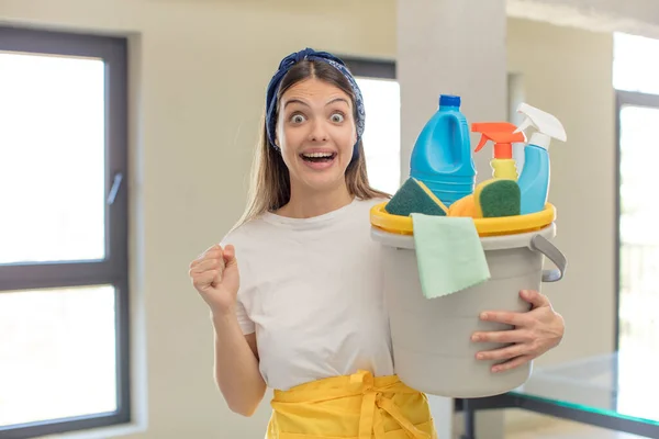 Genç Güzel Bir Kadın Şokta Gülüyor Başarıyı Kutluyor Temiz Ürünler — Stok fotoğraf