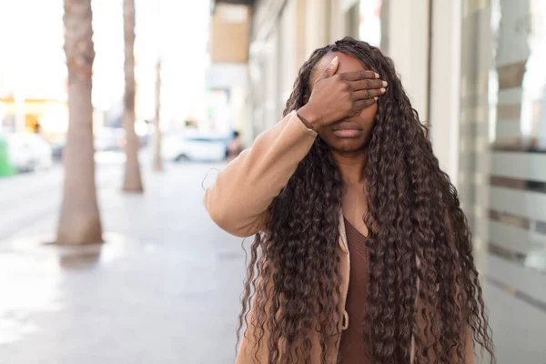 Afro Söt Svart Kvinna Täcker Ögon Med Hand Känsla Rädd — Stockfoto
