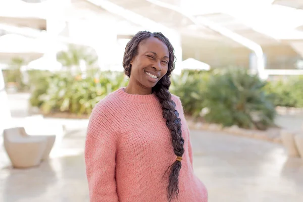 Afro Güzel Siyah Kadın Mutlu Arkadaş Canlısı Görünüyor Gülümsüyor Pozitif — Stok fotoğraf