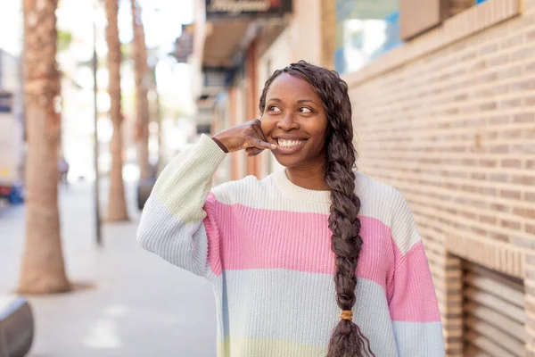 Afro Güzel Siyah Kadın Neşeyle Gülümsüyor Kamerayı Işaret Ediyor Sonra — Stok fotoğraf