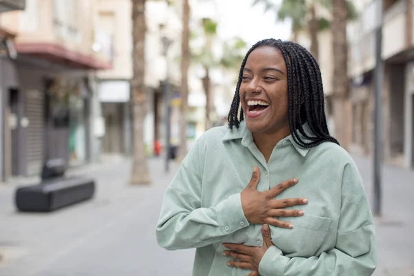 Afro Ładna Czarna Kobieta Śmieje Się Głośno Jakiegoś Zabawnego Żartu — Zdjęcie stockowe