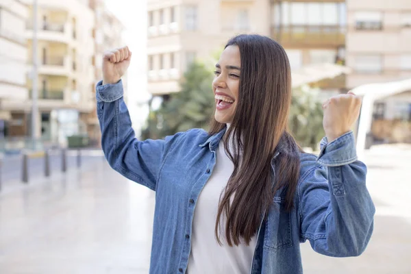Vacker Ung Vuxen Kvinna Känner Sig Lycklig Positiv Och Framgångsrik — Stockfoto