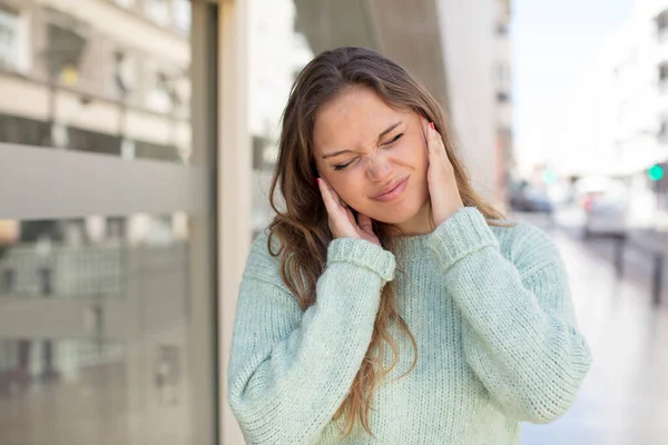 Mujer Hispana Bonita Mirando Enojado Estresado Molesto Cubriendo Ambos Oídos —  Fotos de Stock