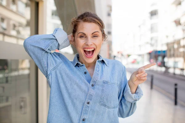 Mooie Jonge Vrouw Lachen Kijken Gelukkig Positief Verrast Realiseert Zich — Stockfoto