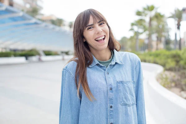 Mooie Jonge Vrouw Met Een Grote Vriendelijke Zorgeloze Glimlach Zoek — Stockfoto