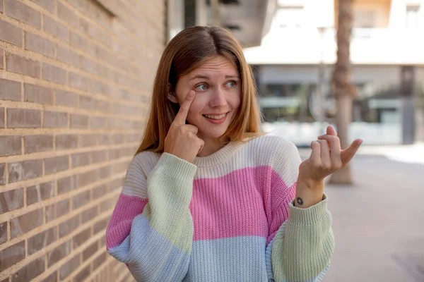 Bastante Joven Mujer Mantener Ojo Algo Observando Mantenerse Alerta Vigilante —  Fotos de Stock