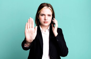 Genç ve güzel iş kadını akıllı telefonunu kullanıyor.