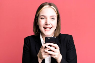 Genç ve güzel iş kadını akıllı telefonunu kullanıyor.