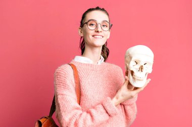 Genç ve güzel bir bayan üniversite öğrencisi.