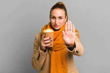 take away kahve ile genç güzel kadın