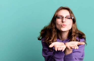 Kafkasyalı güzel sarışın kadın. Senin konseptini kopyalamak için bir yeri var.