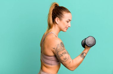 Genç ve güzel bir kadın spor yapıyor.