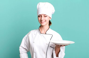 Kafkasyalı güzel sarışın kadın. Yemek konsepti olan şef.