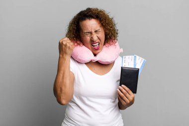 Oldukça orta yaşlı bir kadın mutsuz ve stresli görünüyor, intihar jesti silah işareti yapıyor. uçuş yolcu kavramı