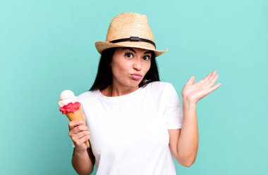 İspanyol güzel kadın şaşkın, şaşkın ve şüpheci hissediyor. dondurma ve yaz konsepti