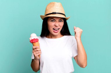 İspanyol güzel kadın sinirli bir ifadeyle agresif bir şekilde bağırıyor. dondurma ve yaz konsepti