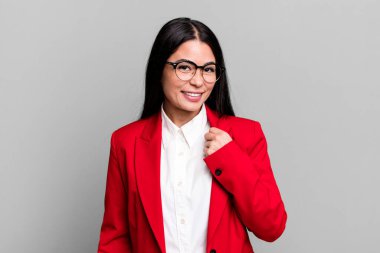 İspanyol güzeli kadın kibirli, başarılı, pozitif ve gururlu görünüyor. iş kavramı