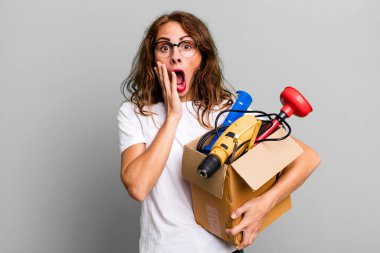 İspanyol güzel kadın alet çantasıyla şok olmuş ve korkmuş hissediyor. Becerikli adam kavramı